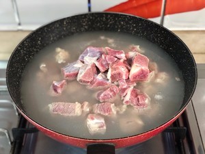 土豆焖牛腩的做法