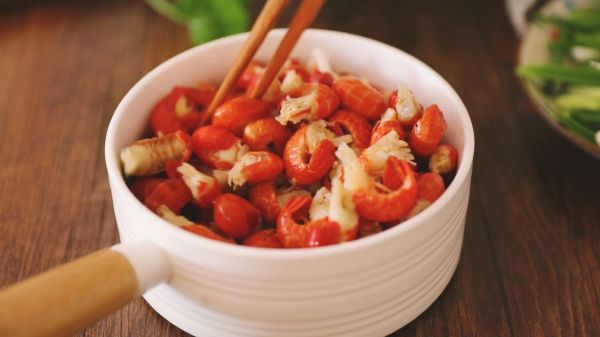 爆炒龙虾尾配啤酒