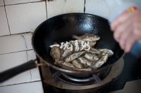 鲜美无比的地道野生菜葱油小鲫鱼