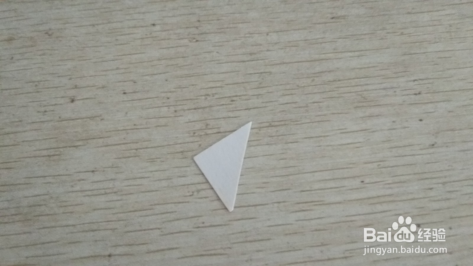 如何用两个三角形硬卡纸做简易的中性笔的支架