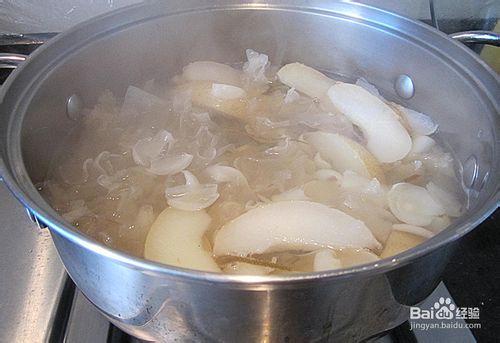 冰糖煲鲜百合雪耳糖水