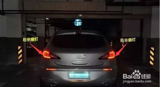 在雪天临时停车要开启前照灯和雾灯