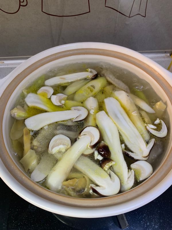 松茸竹笋土鸡汤