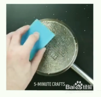 清洗锅底顽固污渍小技巧！
