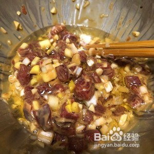 小朋友都喜欢的葱香蔬菜嫩爆牛肉粒的做法