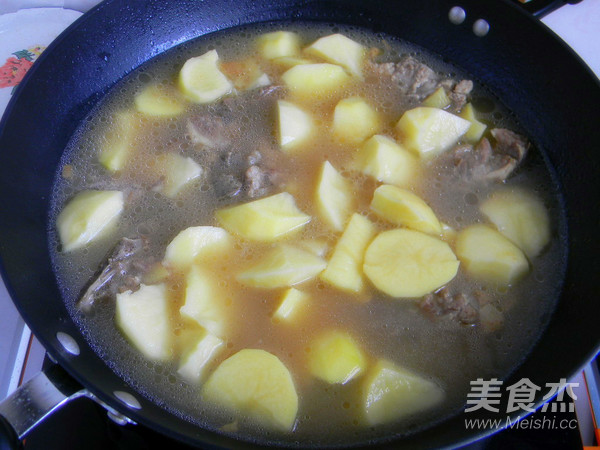 脊骨炖土豆的做法