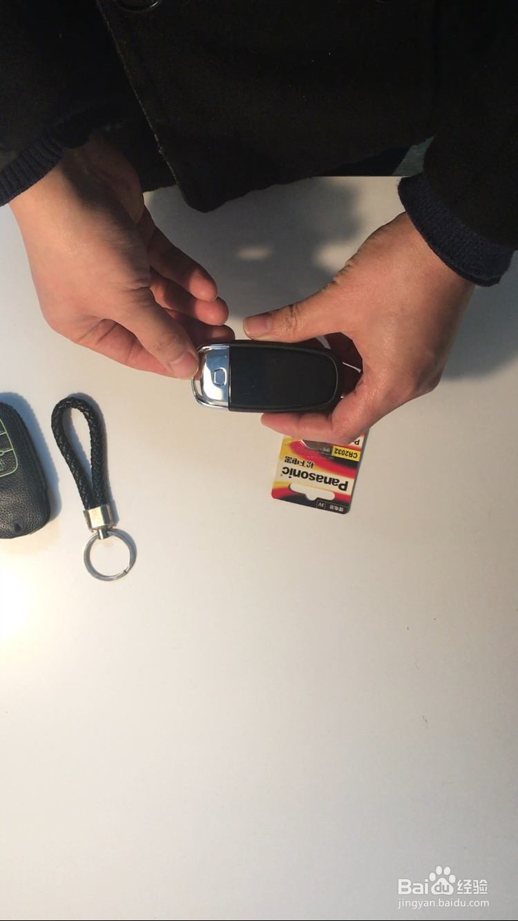 怎样换大众辉昂车钥匙的电池？