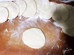如何制作酱肉包