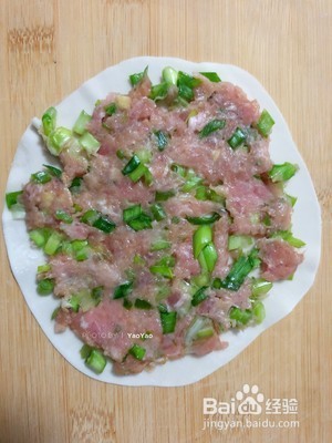 如何制作简单的饺子皮版千层肉饼