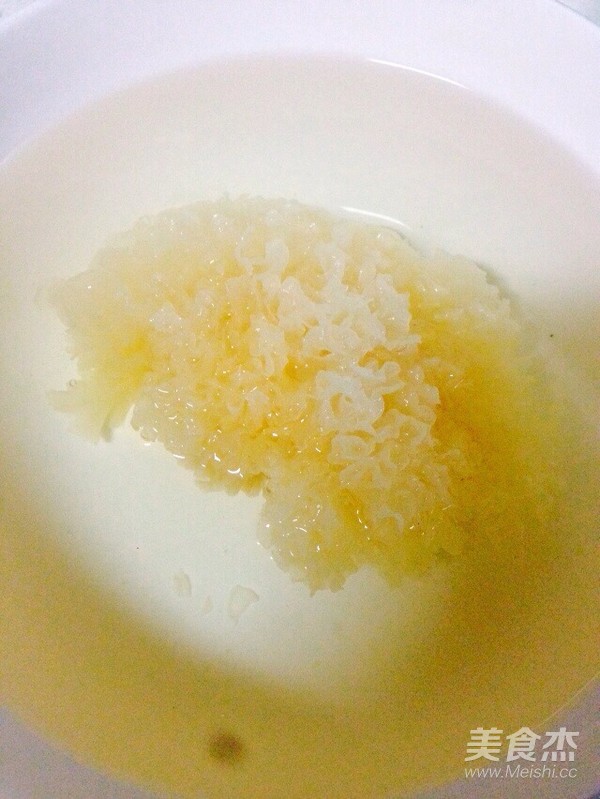 火龙果香蕉莲子红枣银耳汤