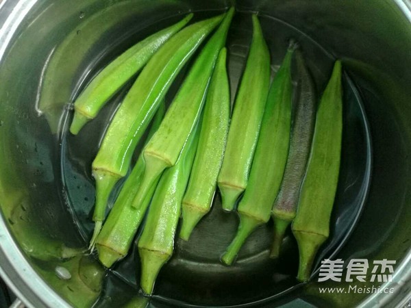 秋葵蛋卷的做法