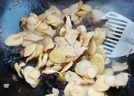 河南特色-茭白木耳炒肉怎么做？