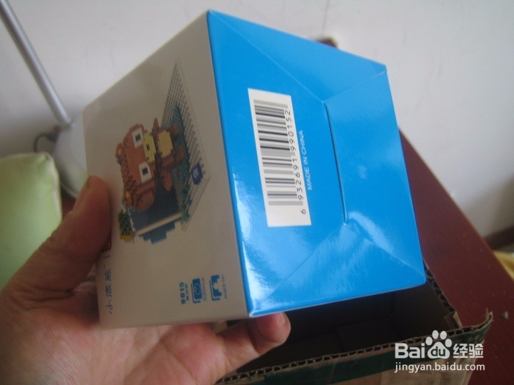 老年人怎样验收快递来的组装玩具熊配件