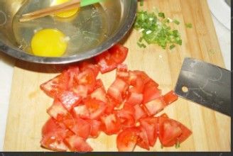 帮你抵抗辐射侵害的一道菜——西红柿炒馒头粒