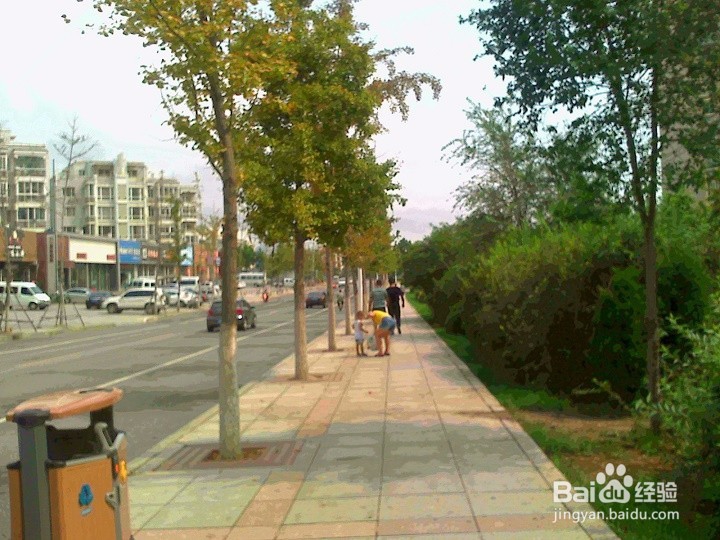 为什么说在人行道里侧走更安全