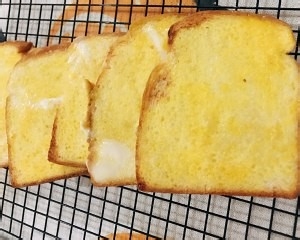 烤鸡蛋面包片的做法