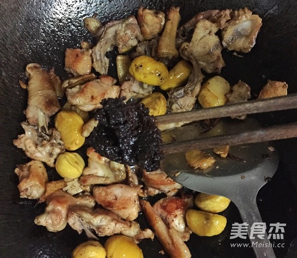 板栗焖鸡的做法