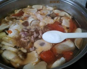 鲜姬松茸肉片汤