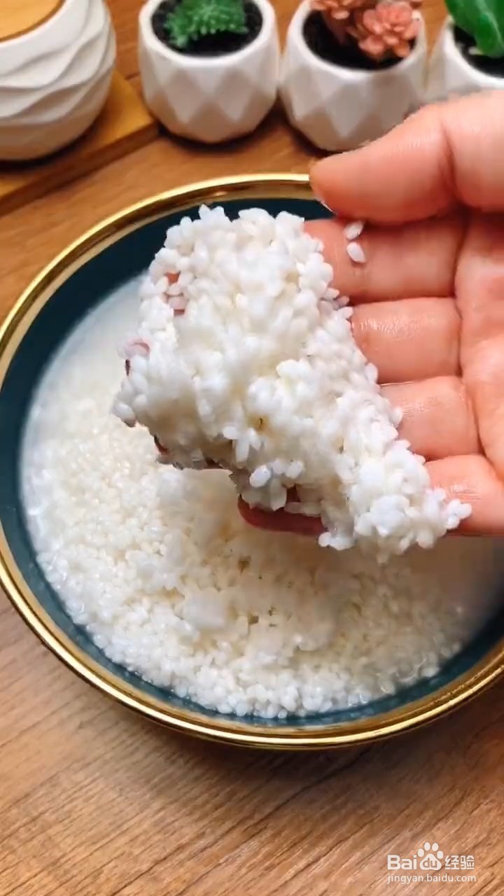 如何制作软糯鲜香的炸丸子