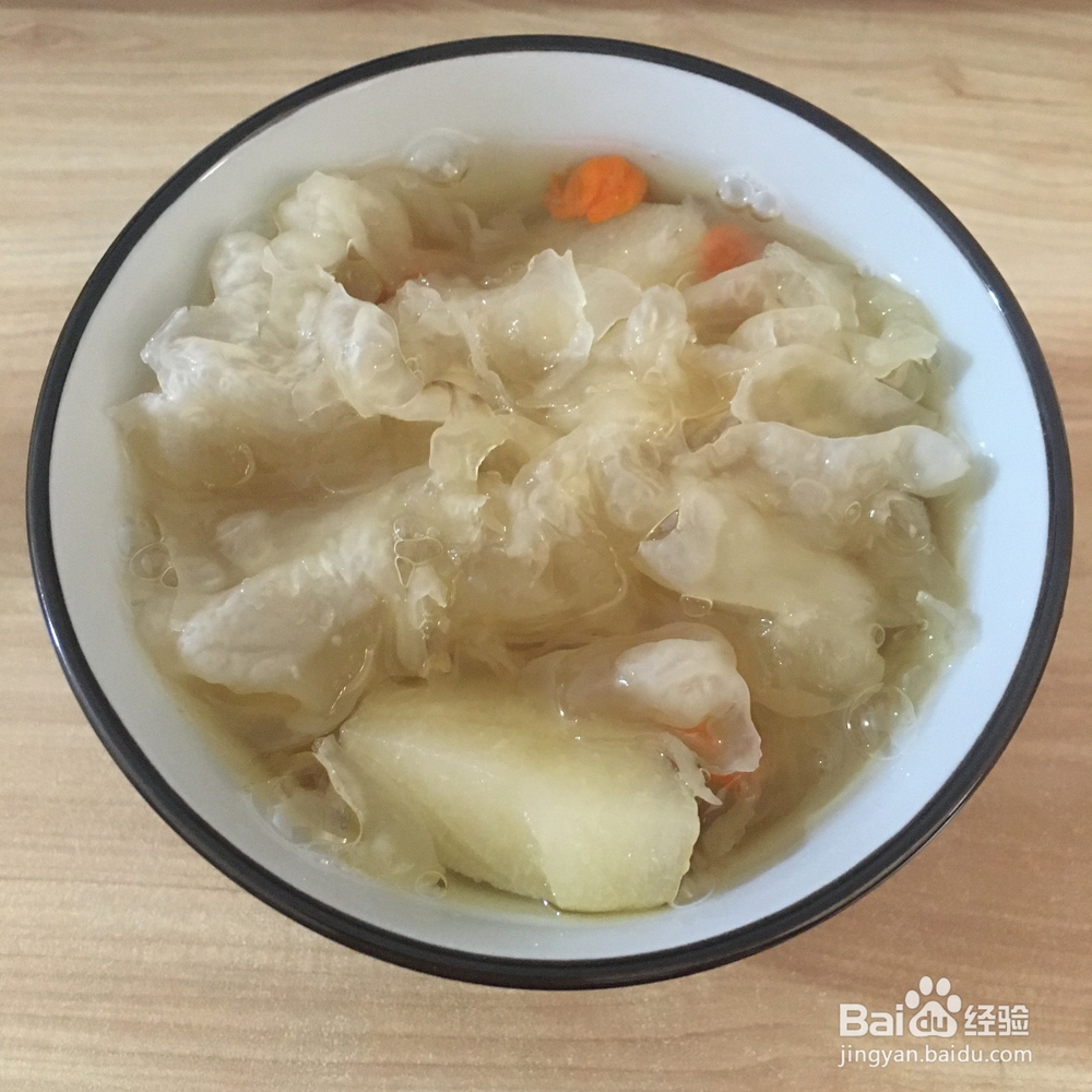 分享一款银耳雪梨汤的简单做法，滋润去咳