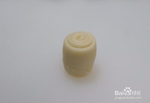 莲蓉蛋黄酥（不用醒面，不用揉出膜）怎么做？