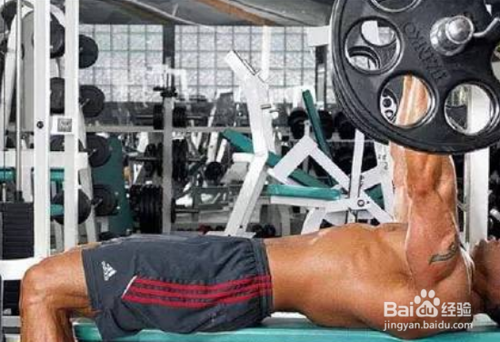 詹姆斯的胸肌怎么练