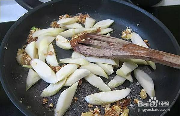 咸蛋炒茭白的做法