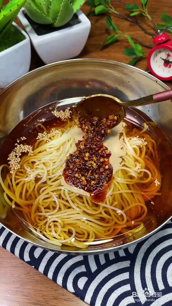 如何制作清爽解暑的东北冷面