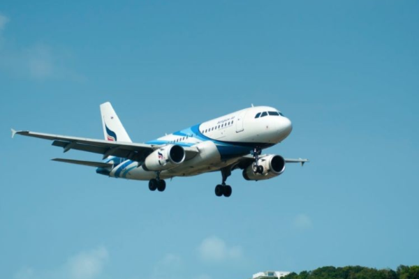 飞机从一个城市到另一个城市,在飞行过程中,有没有平移现象,有没有旋转现象