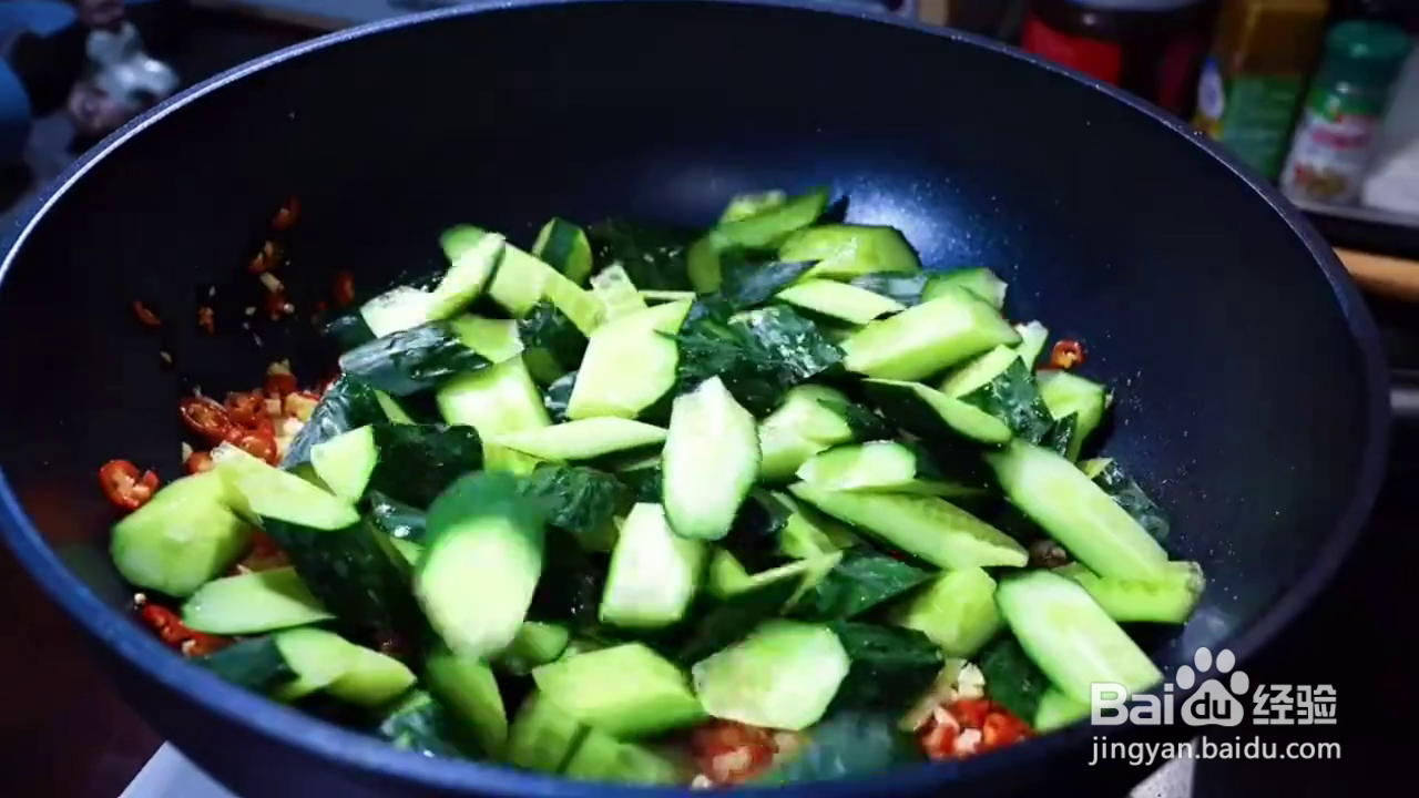 如何制作好吃下饭的辣椒炒黄瓜