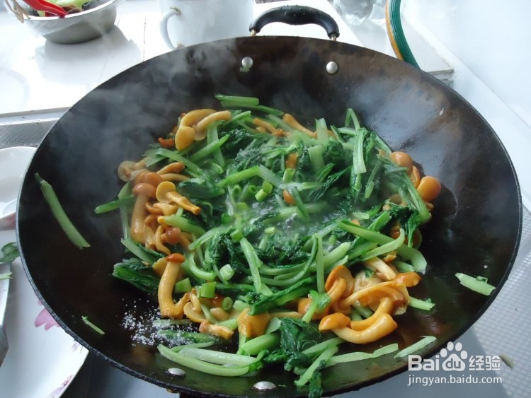 滑子蘑炒小白菜的做法