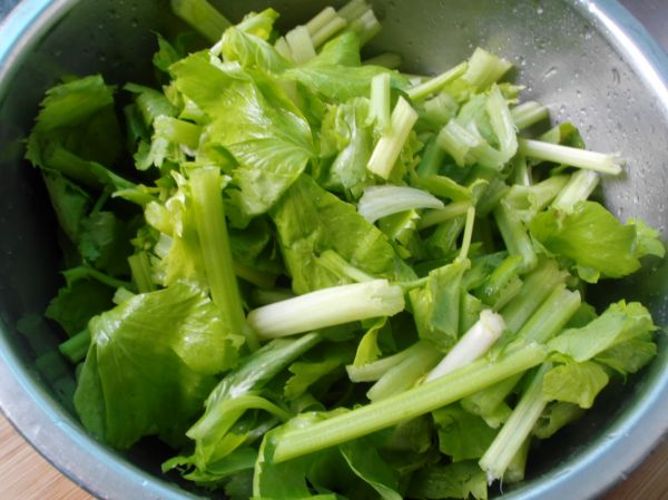 榨菜芹菜肉丝汤