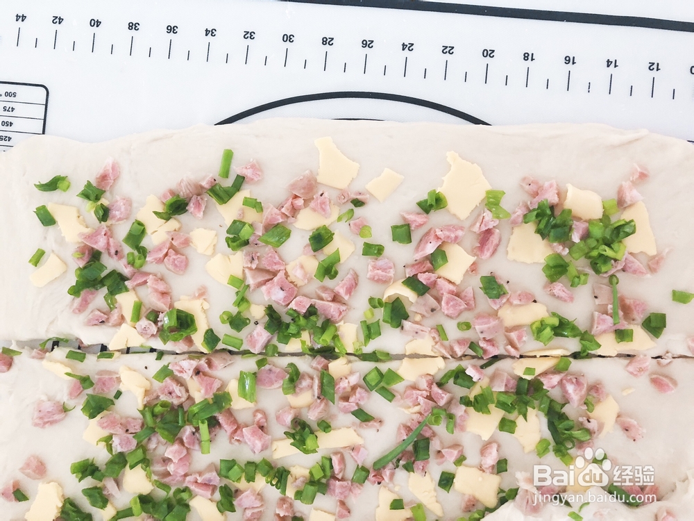 香气浓郁的芝士肉肠香葱面包