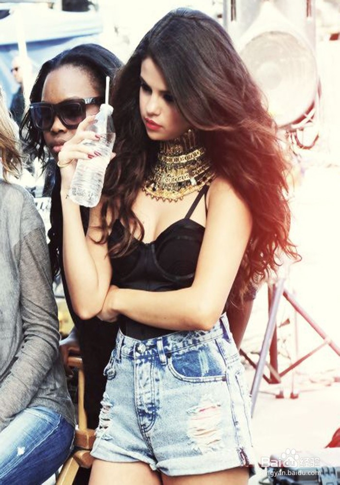 如何时尚搭配牛仔服饰？