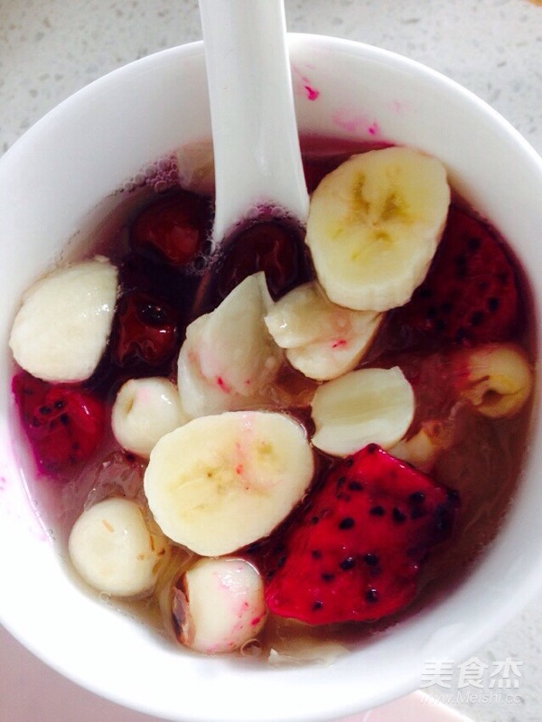 香蕉火龙果红枣莲子百合银耳汤