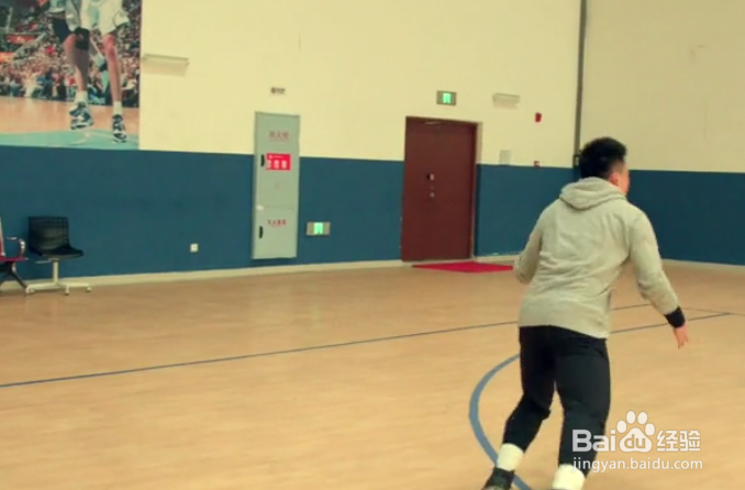 街球手教授的招牌转身过人是如何完成的?