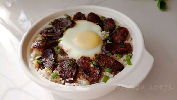 香肠蛋酱油焖饭