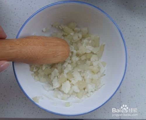 两岁幼儿的蒸菜辅食——肉酱花菜的做法