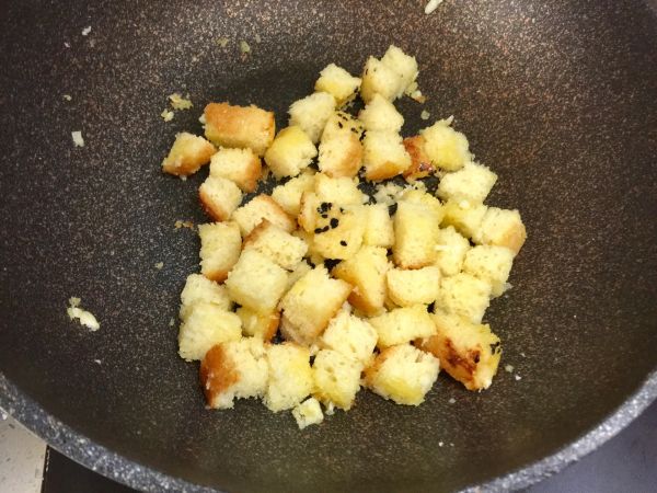 缤纷面包丁沙拉