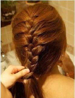 简单编发盘发教程打造别致蜈蚣辫花苞头