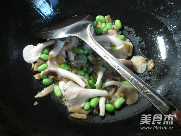 榨菜丝毛豆炒秀珍菇