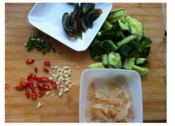 黄瓜皮蛋拌海蜇