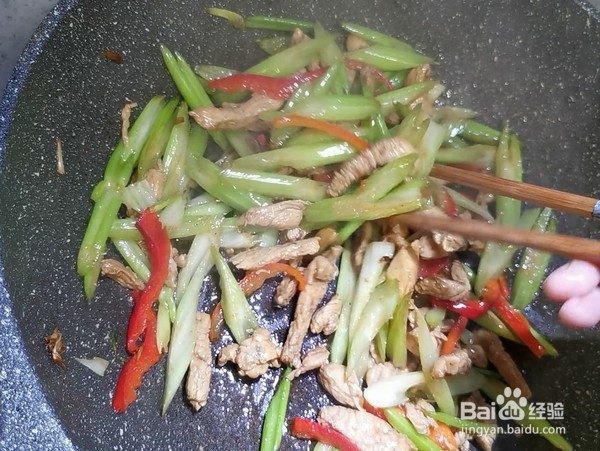 鸡胸肉炒芹菜的做法