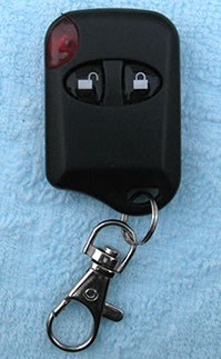 怎样更换汽车遥控器电池？