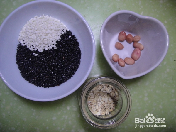 养颜补血美食——黑米粥