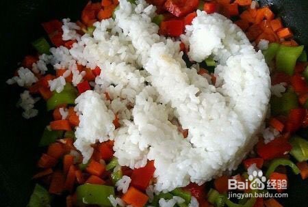 色彩丰富营养均衡的菠萝炒饭