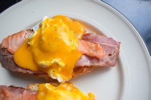 烟熏三文鱼培根本尼迪克蛋，附水波蛋荷兰酱做法