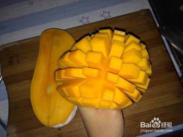 芒果巧剥皮！
