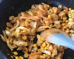 辣白菜玉米炒鸡肉