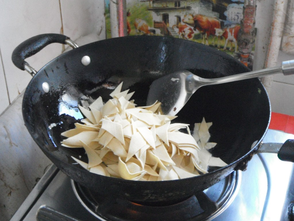 白菜炒豆皮的做法，妈妈们快收！